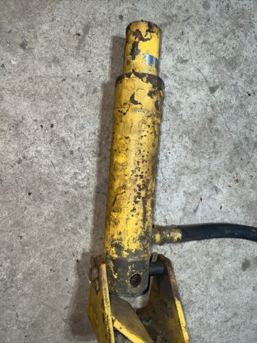 International Cub 154 low boy IH Tractor Orgnl hydraulic lift cylinder & hose
