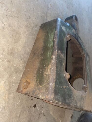 USED JOHN DEERE A4459R CAST DASH PLATE STEERING SUPPORT 60