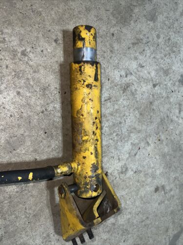 International Cub 154 low boy IH Tractor Orgnl hydraulic lift cylinder & hose