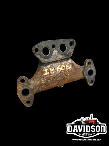 International IH D282 Engine Side Oil Cooler Manifold 279160R1 560 606 656 706