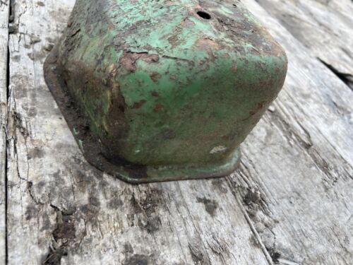 JOHN DEERE B TRACTOR VALVE COVER B JD part