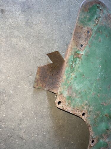 USED JOHN DEERE LA TRACTOR RH FENDER AL2772R