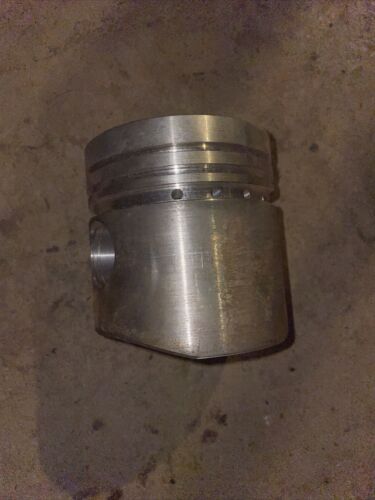 International 188, 236, 282 Diesel (318377R2) Piston