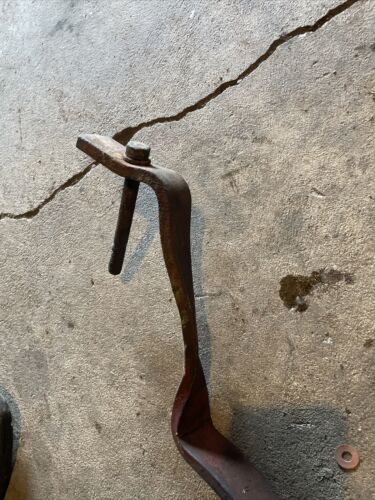 Farmall 560 IH tractor ORIGINAL rear hydraulic hose to platform holder bracket
