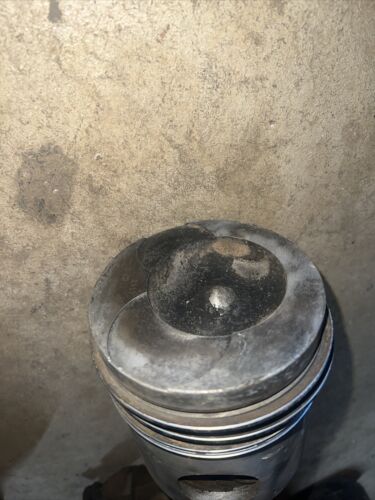 INTERNATIONAL DT414,DT436,DT466 USED TRACTOR PISTON W/CONNECTING ROD 688922C1