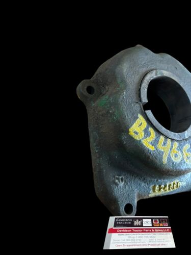 JOHN DEERE LATE B. CRANKSHAFT END COVER B2466R WITH PACKING OIL SPACER.