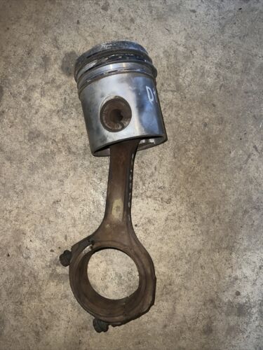 INTERNATIONAL DT414,DT436,DT466 USED TRACTOR PISTON W/CONNECTING ROD 688922C1
