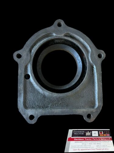 JOHN DEERE LATE B. CRANKSHAFT END COVER B2466R WITH PACKING OIL SPACER.
