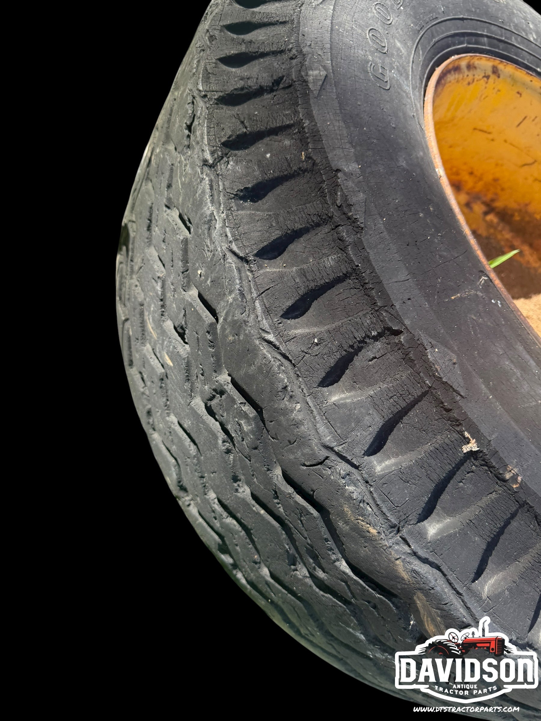 John Deere 500 C backhoe front rim w/tire 14-17.5