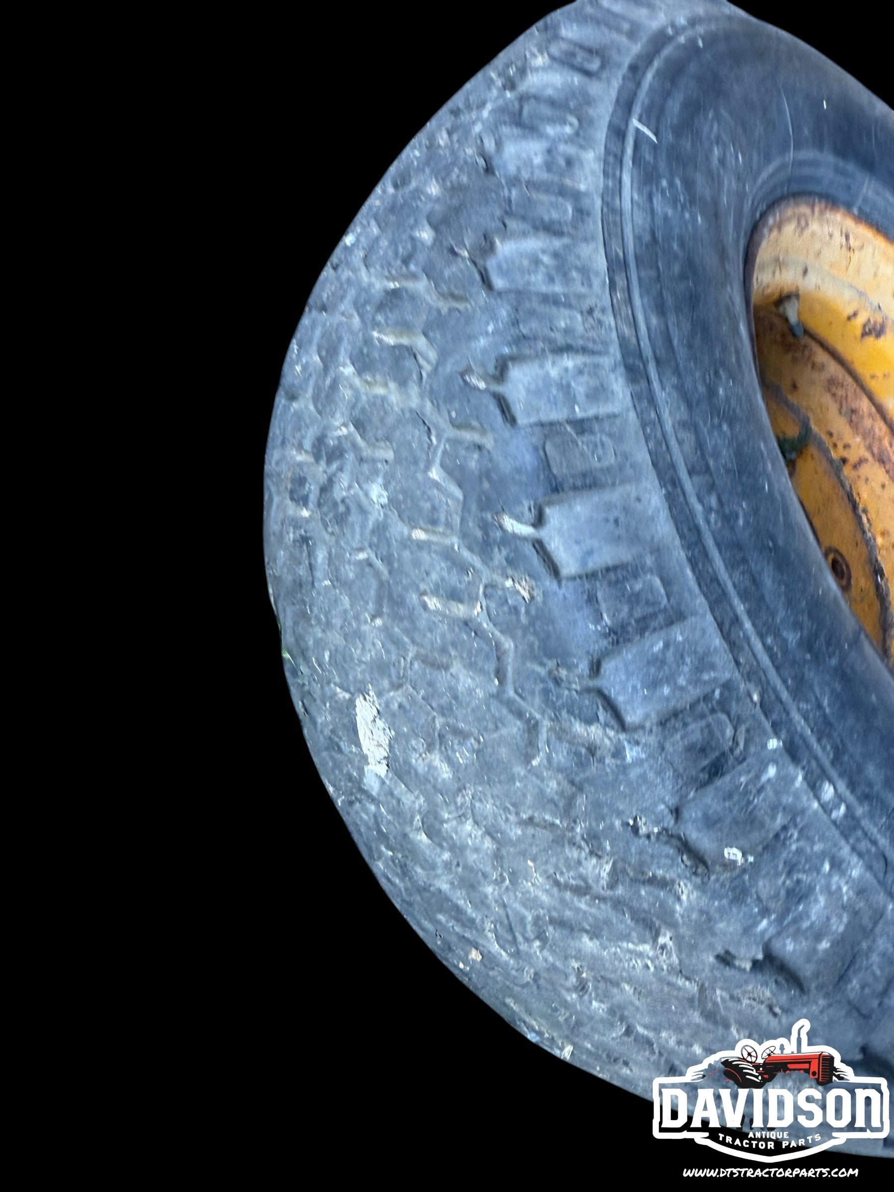 John Deere 500 C backhoe front rim w/tire 14-17.5