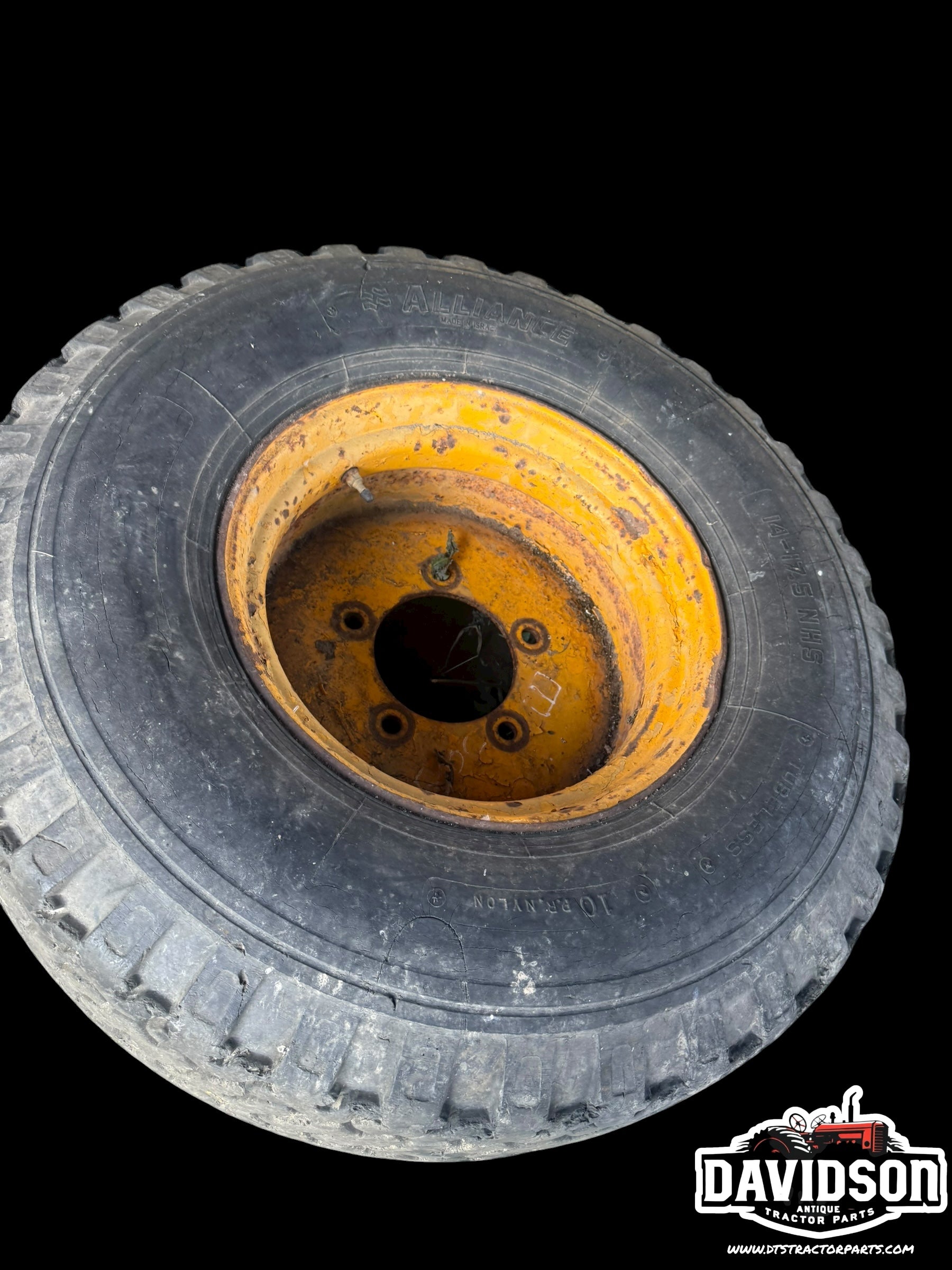 John Deere 500 C backhoe front rim w/tire 14-17.5